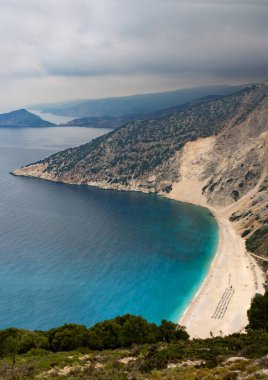 Yunanistan 'ın İyon Denizi' ndeki Kefalonia adasında turkuaz suyla güzel Myrtos plajının en güzel manzarası.