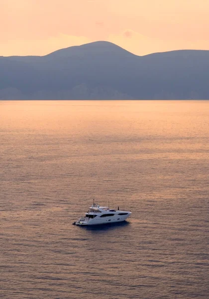 Σκάφος Ηλιοβασίλεμα Στο Νησί Της Κεφαλονιάς Στο Ιόνιο Πέλαγος — Φωτογραφία Αρχείου