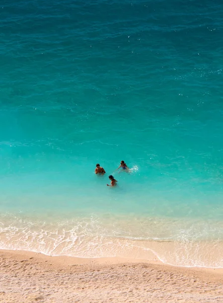 Ovanifrån Vacker Myrtos Strand Med Turkost Vatten Och Pojke Kefalonia — Stockfoto