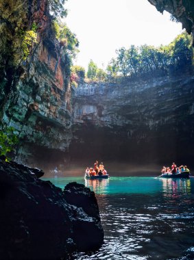 Tur tekne turist Kefalonia, Yunanistan adada bir yeraltı Gölü Melissani ile bir mağarada tarafından