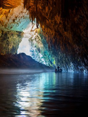Tur tekne turist Kefalonia, Yunanistan adada bir yeraltı Gölü Melissani ile bir mağarada tarafından