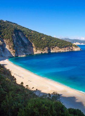 Yunanistan Ionian Sea Kefalonia Adası üzerinde turkuaz su ile güzel Myrtos plajda üstten görünüm