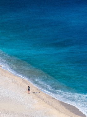 Yunanistan Ionian Sea Kefalonia Adası üzerinde turkuaz su ile güzel Myrtos plajda üstten görünüm
