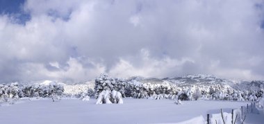 Panoramik harika kış kar ve kar bir sürü ile bir Rum köyü ada, EVIA üzerinde Yunanistan sürükleniyor.