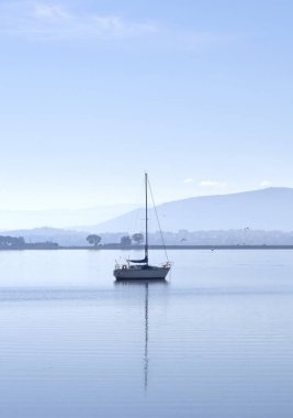 Güzel yatta sakin Ege Denizi: Evia, Yunanistan adada güneşli bir günde