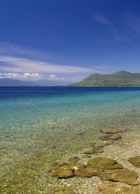 Güzel bir plaj Yunan spa resort Loutra-Edipsou Evia Adası (Euboea) Ege Denizi'nde, sıcak su kaynakları ile
