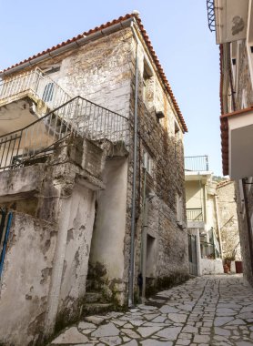 Yunanistan 'ın Evia adasında, dağların kıyısındaki bir Yunan köyünün dar sokakları.