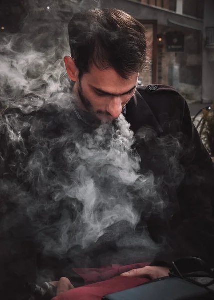 Homme Tient Dans Main Fume Une Cigarette Électronique Vape Libère — Photo