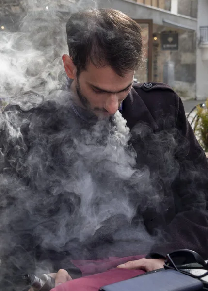 Homme Tient Dans Main Fume Une Cigarette Électronique Vape Libère — Photo