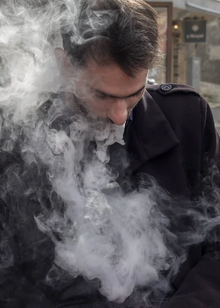 Homme Tient Dans Main Fume Une Cigarette Électronique Vape Libère — Photo