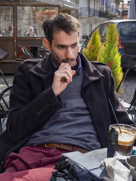 Чоловік Тримає Руці Курить Електронну Сигарету Вапе Вивільняє Хмари Пари — стокове фото