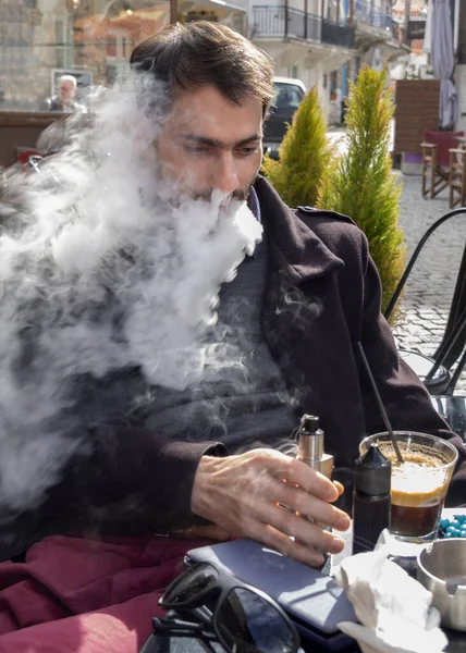 Homem Segura Mão Fuma Cigarro Eletrônico Vape Libera Nuvens Vapor — Fotografia de Stock