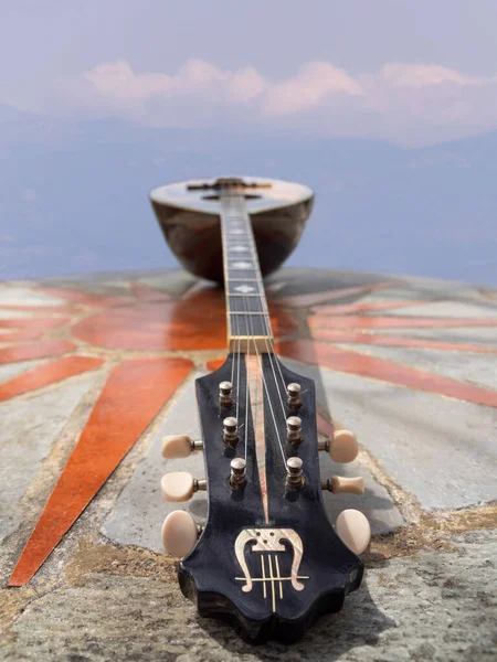 Het Nationale Griekse Snaargeplukte Muziekinstrument Bouzouki Ligt Een Marmeren Tafel — Stockfoto