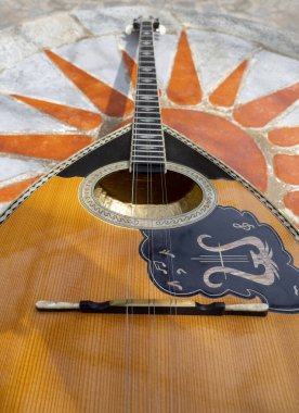 Ulusal Yunan telli müzik aleti Bouzouki Yunanistan 'da bir mermer masanın üzerinde yatıyor