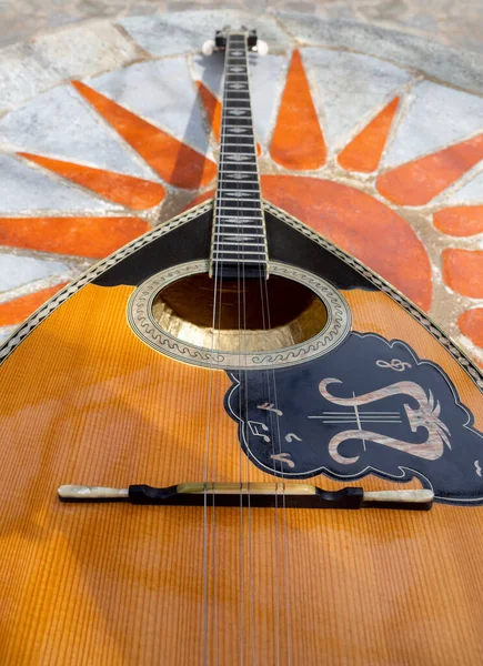 Het Nationale Griekse Snaargeplukte Muziekinstrument Bouzouki Ligt Een Marmeren Tafel — Stockfoto