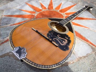 Ulusal Yunan telli müzik aleti Bouzouki Yunanistan 'da bir mermer masanın üzerinde yatıyor