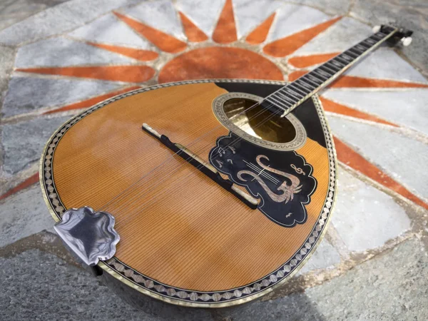 Ulusal Yunan telli müzik aleti Bouzouki Yunanistan 'da bir mermer masanın üzerinde yatıyor