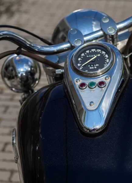Kraftstofftank Tacho Und Lenkrad Eines Stehenden Chopper Motorrads Nahaufnahme — Stockfoto