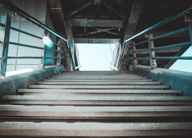 Yunanistan 'ın Evia Adası' ndaki Halkida şehrindeki metal korkulukların altına mermer basıyor