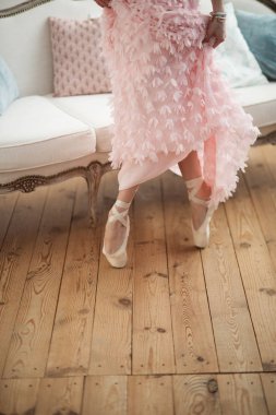 Bacaklarını belirina pointe ayakkabı, orta planı