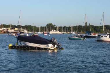 Mavi istiridye Denizi üzerinde çapa, tekneler