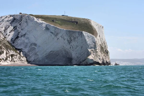 Krita klippa vid kusten ovanför havet — Stockfoto