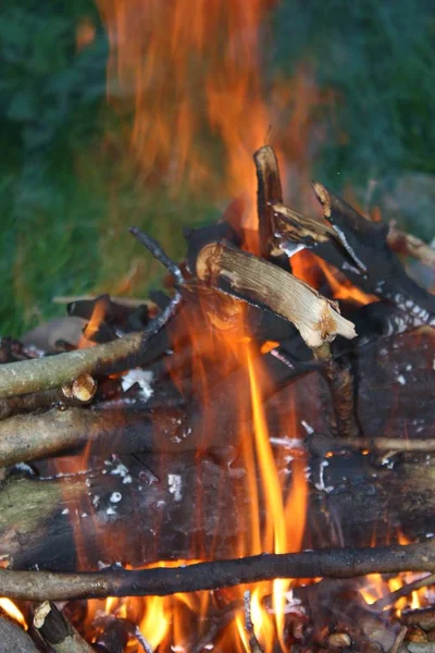 Fiamme arancioni luminose in un fuoco aperto — Foto Stock