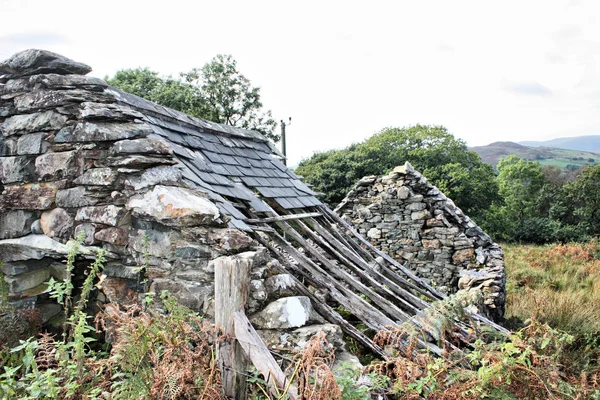 Edificio de piedra abandonado con un techo roto —  Fotos de Stock