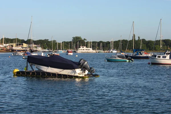 Bateaux au mouillage sur une mer de palourdes bleues — Photo