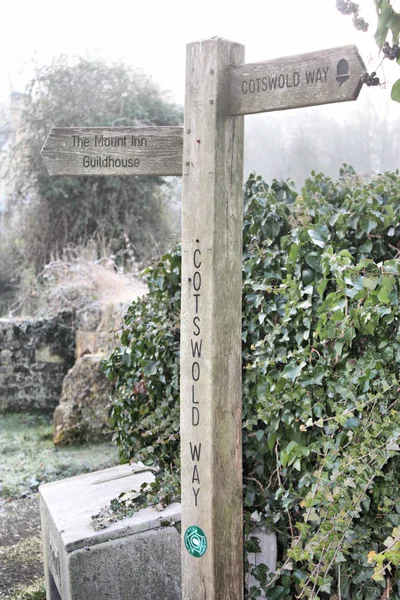 Cotswold Way walk wooden signpost — Stock Photo, Image