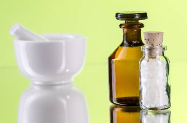 Homeopatik ilaçlar glassbottle ve harç ile