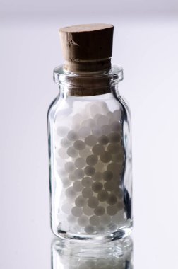 bir şişe homepathic globüller
