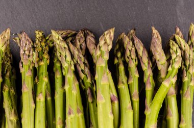kayrak plaka üzerinde yeşil kuşkonmaz