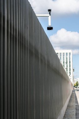 bir çit mavi gökyüzü ile güvenlik kamerası izleme gözetleme