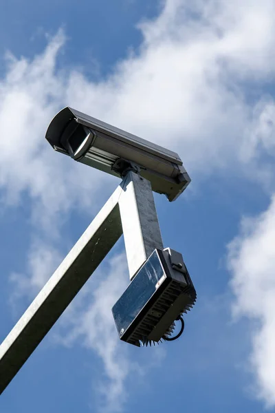 Vigilância câmera de segurança de monitoramento com céu azul — Fotografia de Stock