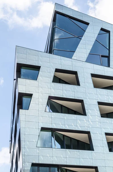 modern ofis binası önü