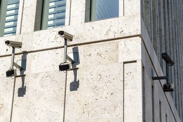 Vigilancia, monitoreo de cámaras de seguridad en una esquina de la casa — Foto de Stock