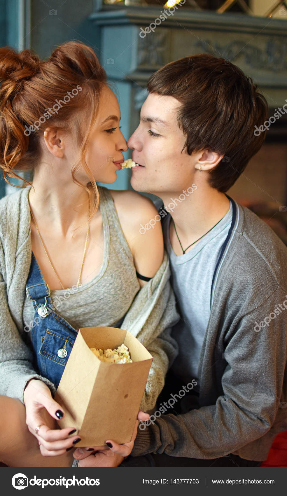 Amour Romantique Couple Mangeant Des Popcorn Photographie