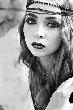 ormanda iri gözlü kırmızı cadı