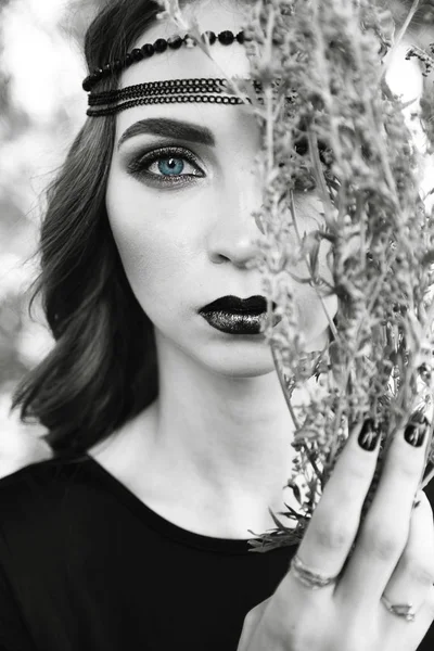 Bruja roja en el bosque con grandes ojos — Foto de Stock