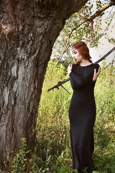 Bruja roja en el bosque con grandes ojos — Foto de Stock