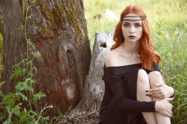 Bruja roja en el bosque con grandes ojos — Foto de Stock