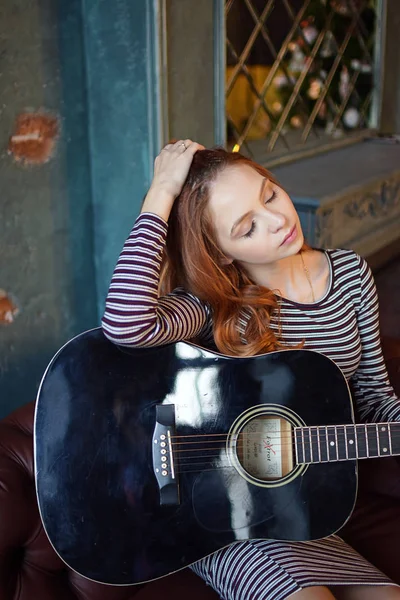 Romantiskt vacker flicka med gitarr — Stockfoto