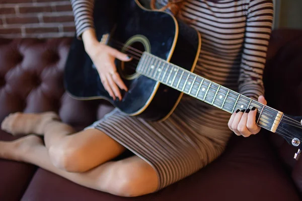 Романтична красива дівчина з гітарою — стокове фото