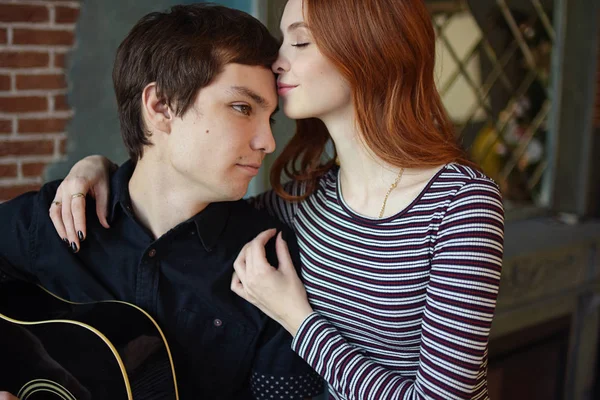 In de romantische paar liefde met een gitaar — Stockfoto