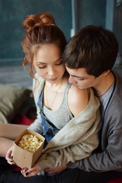 Liefde, romantisch paar eten popcorn — Stockfoto