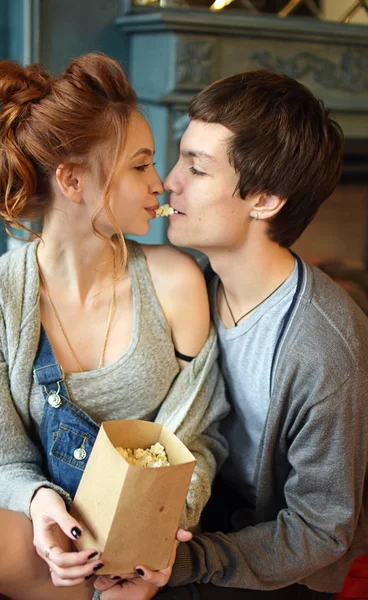 Liefde, romantisch paar eten popcorn — Stockfoto