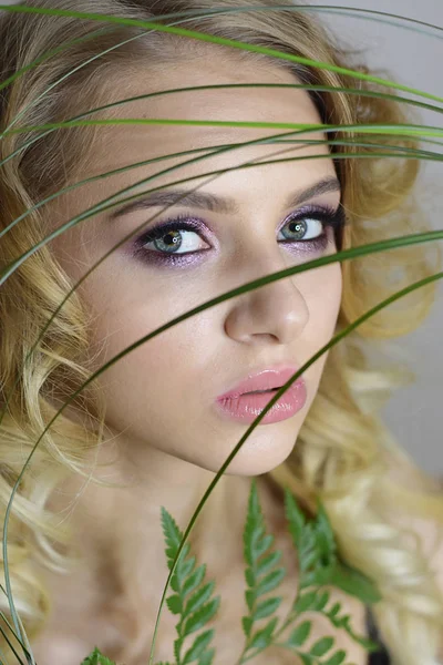 Retrato de uma menina bonita em flores de primavera — Fotografia de Stock