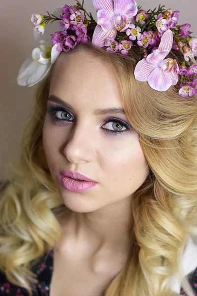 Retrato de una hermosa chica en flores de primavera — Foto de Stock