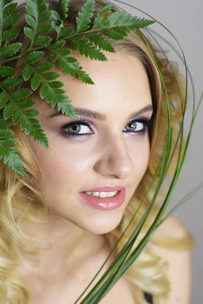 Retrato de una hermosa chica en flores de primavera — Foto de Stock